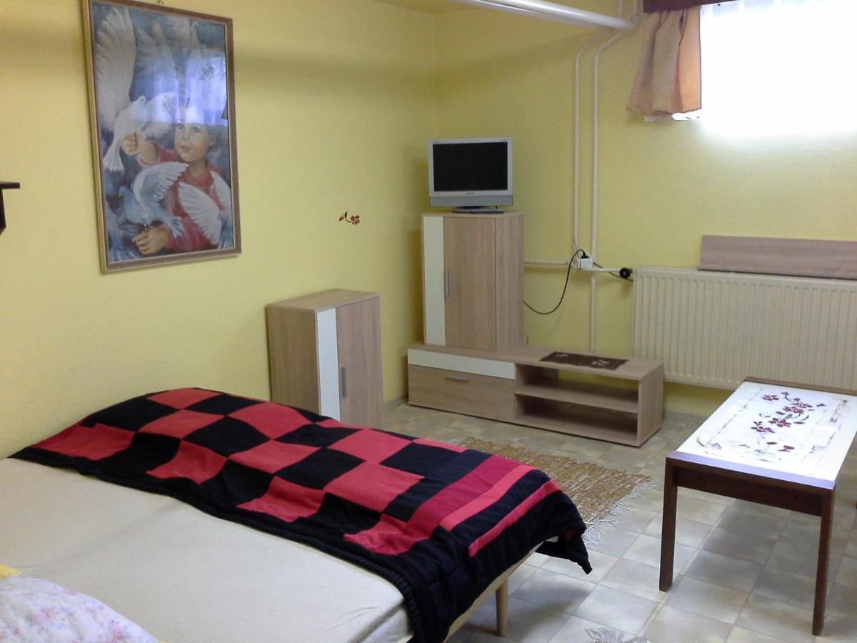 Utulny Privat Apartment Velky Meder Exterior photo