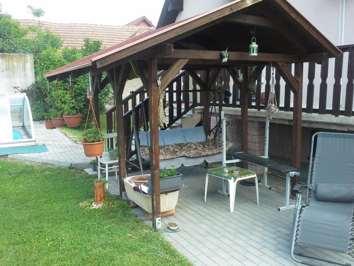 Utulny Privat Apartment Velky Meder Exterior photo