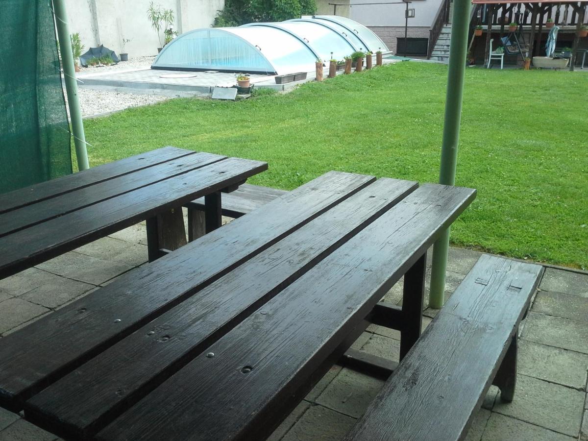 Utulny Privat Apartment Velky Meder Exterior photo