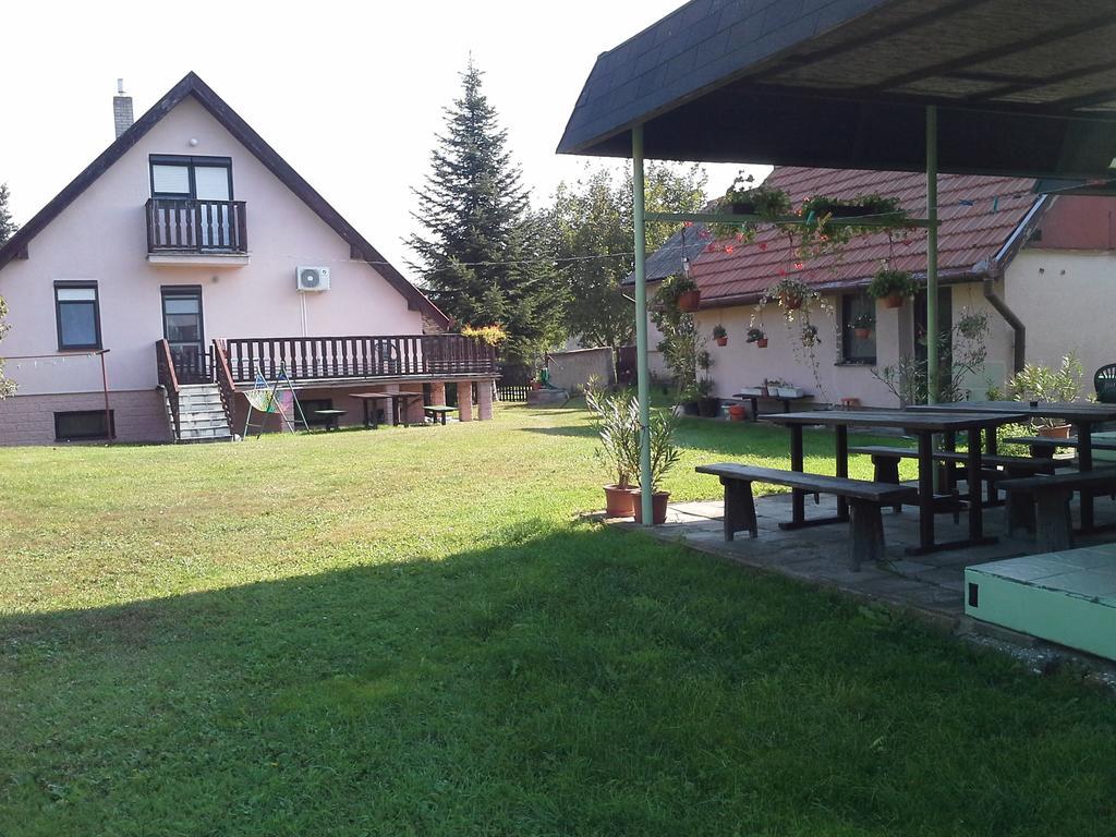 Utulny Privat Apartment Velky Meder Exterior photo