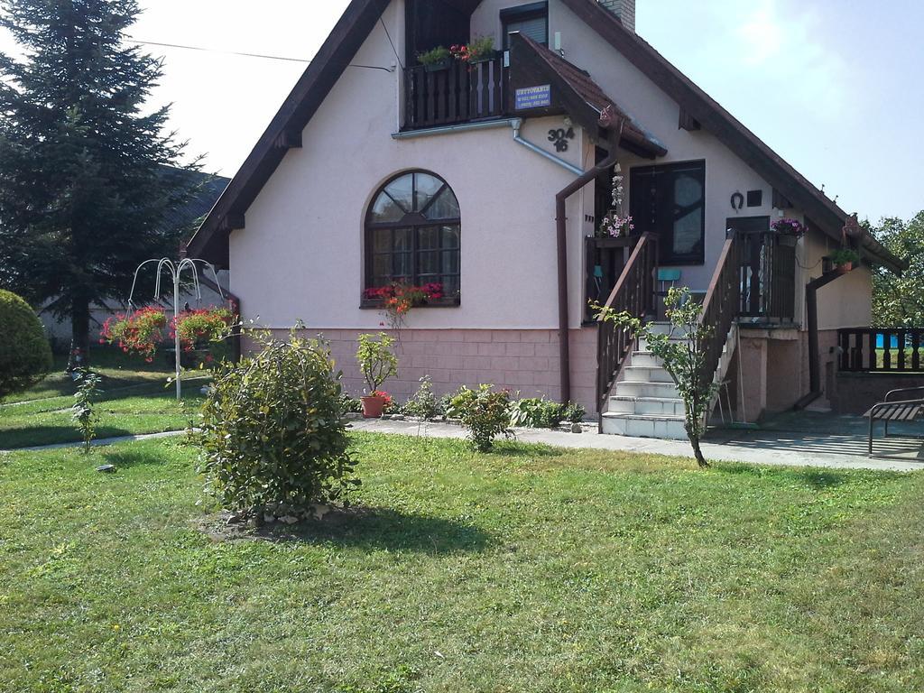 Utulny Privat Apartment Velky Meder Exterior photo