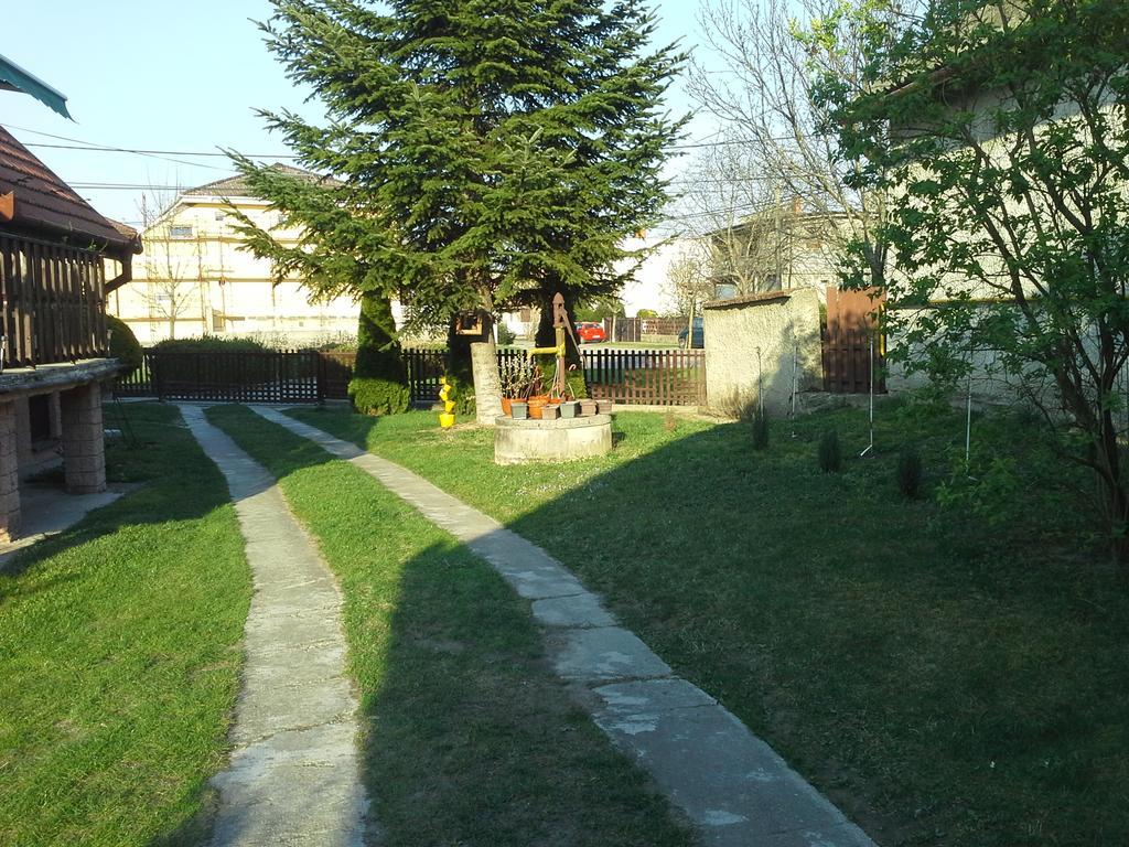 Utulny Privat Apartment Velky Meder Exterior photo