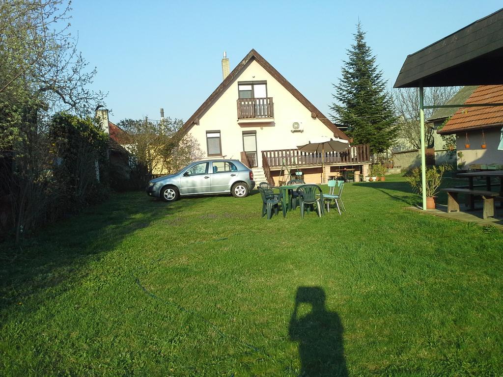 Utulny Privat Apartment Velky Meder Exterior photo