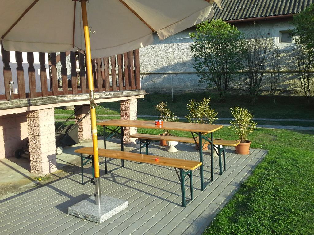 Utulny Privat Apartment Velky Meder Exterior photo