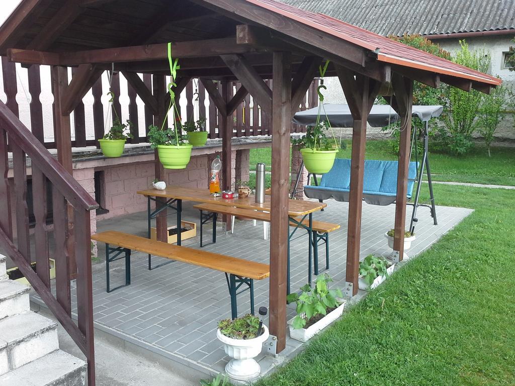 Utulny Privat Apartment Velky Meder Exterior photo