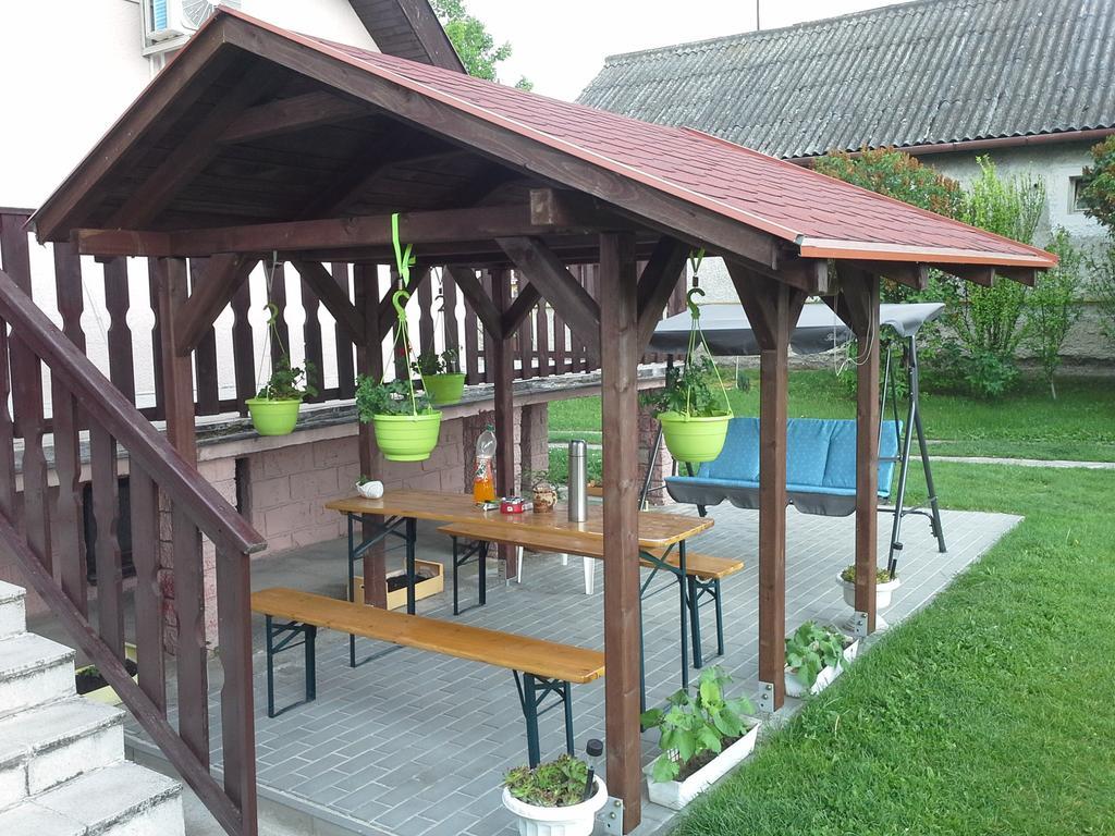 Utulny Privat Apartment Velky Meder Exterior photo