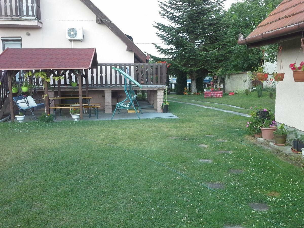 Utulny Privat Apartment Velky Meder Exterior photo